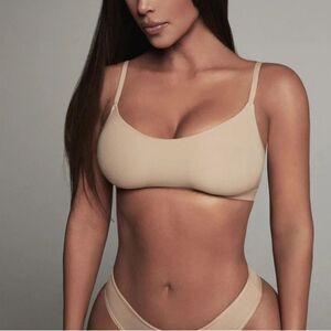 SKIMS FITS EVERYBODY SCOOP NECK BRALETTE ONYX Medium‎ NWT In packaging